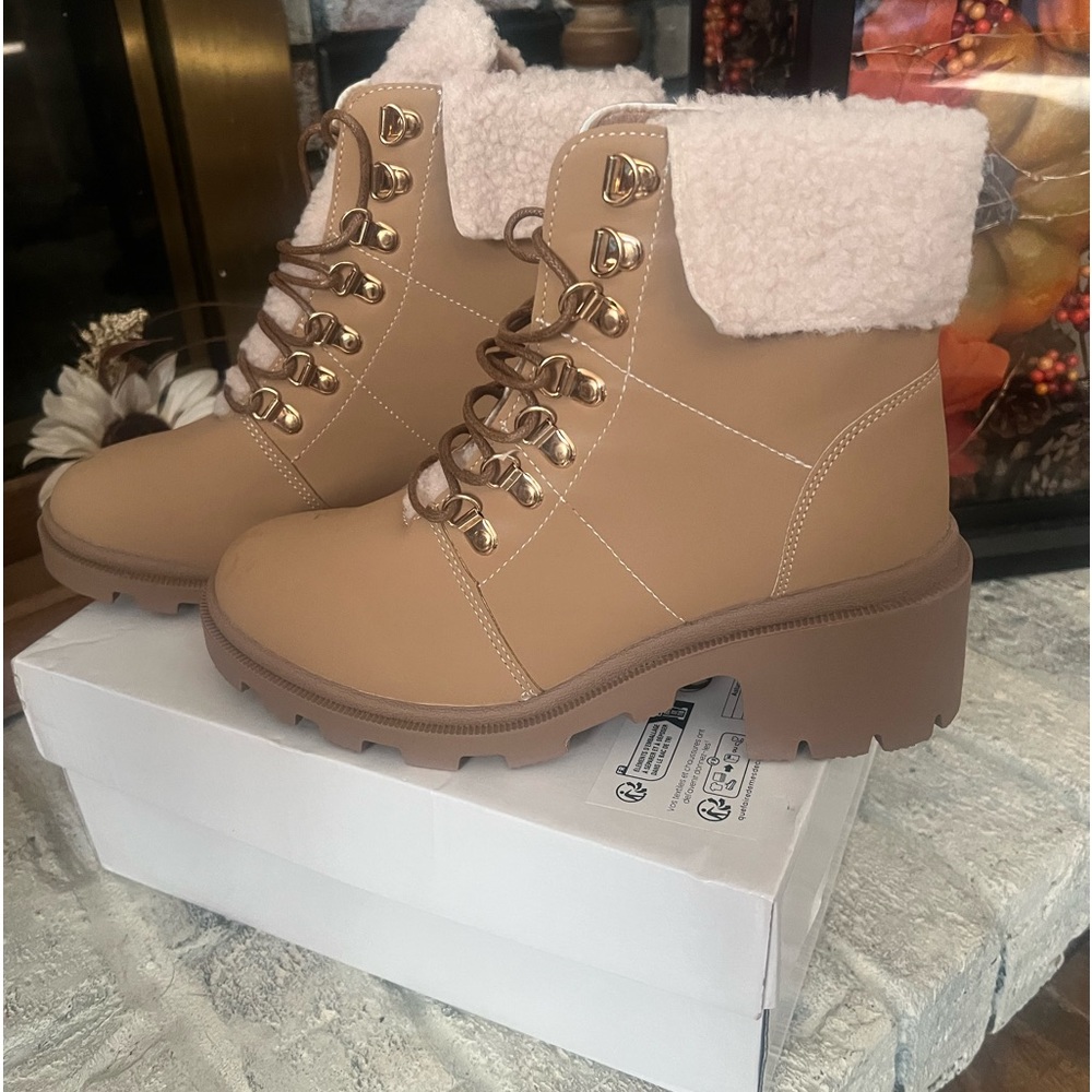 New Tan lace up boots with fur inside and out size EU 40 and US 8.5